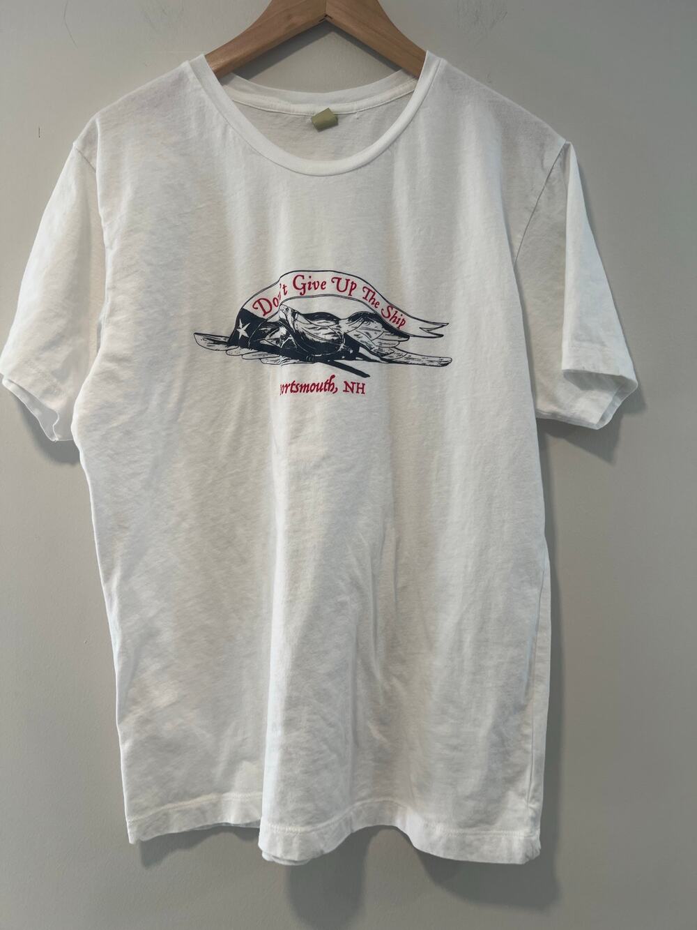 Men's T-Shirt Don't Give Up the Ship Portsmouth, NH Seacoast Size Large JL